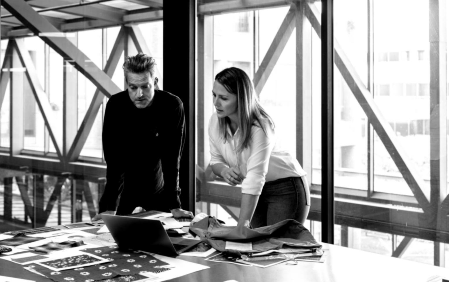 Planificación estratégica sobre mesa de trabajo